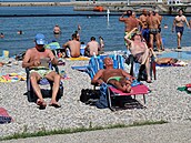 Na mu�ské �ásti plá�e panuje ticho. Pánové sedí sami, zahloubaní do novin anebo...