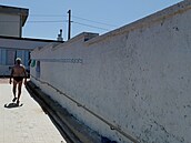 Plá� je toti� rozd�lena bílou zdí vysokou 2,7 metru na dv� stejn� velké �ásti....