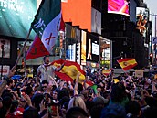 Oslavy �pan�lských fanou�k� v ulicích New Yorku po vít�zství na mistrovství...