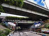 Zchátralé okolí Barrandovského mostu. (23. �ervence 2026)