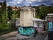 Zchátralé okolí Barrandovského mostu. (23. �ervence 2026)