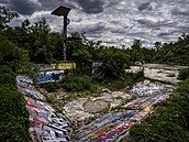 Zchátralé okolí Barrandovského mostu.