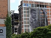 Hasi�i p�estali zkráp�t vodou trosky �áste�n� z�ícené vý�kové budovy �íslo 34 v...