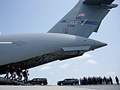 Prezident Donald Trump se  zú�astnil repatriace t�l �ty� amerických voják�,...