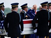 Prezident Donald Trump se  zú�astnil repatriace t�l �ty� amerických voják�,...