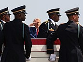 Prezident Donald Trump a ministr obrany Pete Hegseth se zú�astnili repatriace...