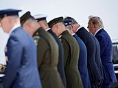 Prezident Donald Trump a ministr obrany Pete Hegseth se zú�astnili repatriace...
