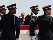 Prezident Donald Trump a ministr obrany Pete Hegseth se zú�astnili repatriace...