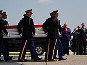 Prezident Donald Trump a ministr obrany Pete Hegseth se zú�astnili repatriace...