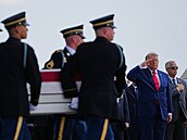 Prezident Donald Trump a ministr obrany Pete Hegseth se zú�astnili repatriace...