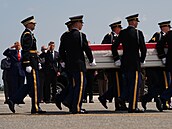 Prezident Donald Trump a ministr obrany Pete Hegseth se zú�astnili repatriace...