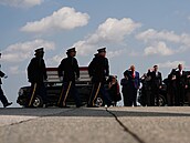 Prezident Donald Trump a ministr obrany Pete Hegseth se zú�astnili repatriace...