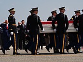 Prezident Donald Trump a ministr obrany Pete Hegseth se zú�astnili repatriace...