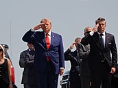 Prezident Donald Trump a ministr obrany Pete Hegseth se zú�astnili repatriace...