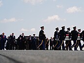 Prezident Donald Trump a ministr obrany Pete Hegseth se zú�astnili repatriace...