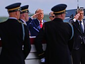 Prezident Donald Trump a ministr obrany Pete Hegseth se zú�astnili repatriace...