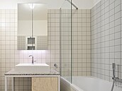 V byt� je také dal�í koupelna s vanou. 