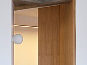 Umíst�ní zrcadel na nosném sloupu opticky odleh�uje masivní betonovou...