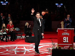 Sergej Fjodorov mává fanou�k�m u p�íle�itosti vy�azení svého dresu v Detroitu.