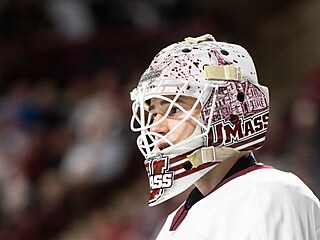 Branká� Michael Hrabal b�hem zápasu UMass Minutemen.