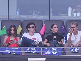 Cruz Beckham a jeho p�ítelkyn� Jackie Apostelová a Romeo Beckham s partnerkou...