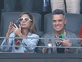 Zp�vák Robbie Williams a jeho man�elka Ayda Field
