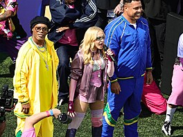 Madonna b�hem svého vystoupení s fotbalovými legendami, Ronaldem a Ronaldinhem