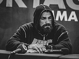 MMA je n�kdy kruté. Karlos Vémola po proh�e v zápasu století b�hem ve�era...