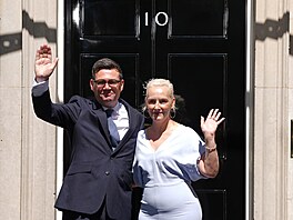 Nový britský premiér Andy Burnham s man�elkou (20. �ervence 2026)