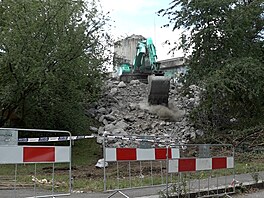 U Barrandovského mostu za�al úklid betonové plastiky Rovnováha, která se 17....