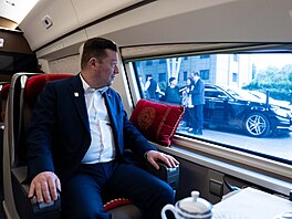 P�edseda Sn�movny Tomio Okamura opustil �anghaj a p�esunul se vysokorychlostním...