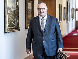 Ministr dopravy Ivan Bednárik p�ichází na jednání vlády. (20. �ervence 2026)