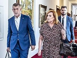 Premiér Andrej Babi� a ministryn� financí Alena Schillerová p�ichází na jednání...