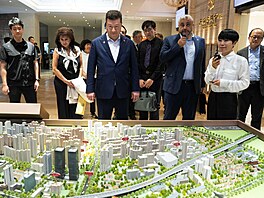 Tomio Okamura p�i náv�t�v� komunitního a ob�anského centra Gubei, co� je...