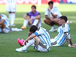 Argentinec Lionel Messi reaguje po záv�re�ném hvizdu finále MS a proh�e se...