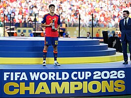 Pau Cubarsí ze �pan�lska pózuje s trofejí pro nejlep�ího mladého hrá�e MS.
