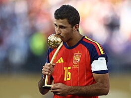 Rodri ze �pan�lska pózuje s trofejí pro nejlep�ího hrá�e MS.