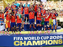 �pan�l�tí fotbalisté slaví s trofejí pro mistry sv�ta.