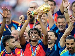 Lamine Yamal ze �pan�lska si hý�ká trofej pro mistry sv�ta.