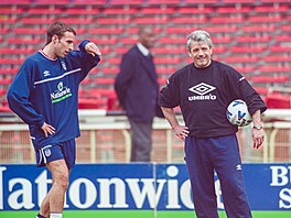 Bývalý kapitán a trenér anglické fotbalové reprezentace Kevin Keegan (vpravo) s...