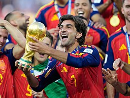 St�elec mistrovského gólu Ferran Torres ze �pan�lska si hý�ká trofej pro...