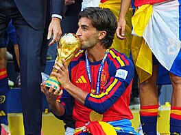 St�elec mistrovského gólu Ferran Torres ze �pan�lska si hý�ká trofej pro...