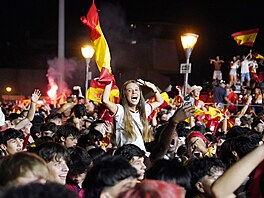 Nad�ená �pan�lská fanynka uprost�ed davu v Madridu po finále mistrovství sv�ta.