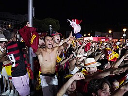 �pan�l�tí fanou�ci v centru Madridu v euforii poté, co jejich reprezentanti...