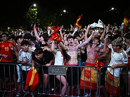 Emotivní oslavy �pan�lských fanou�k� v Madridu po zisku titulu mistr� sv�ta.