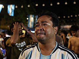 Slzy v o�ích argentinského fanou�ka po porá�ce ve finále mistrovství sv�ta.