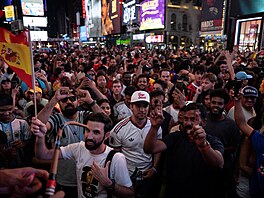 �pan�l�tí fanou�ci se ma�kají na newyorském Times Square.