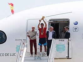 Kapitán �pan�lských fotbalist� Rodri (uprost�ed) s trofejí pro mistry sv�ta...