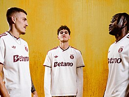 Spar�an�tí fotbalisté b�hem focení nových venkovních dres�.