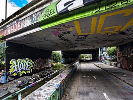 Zchátralé okolí Barrandovského mostu. (23. �ervence 2026)